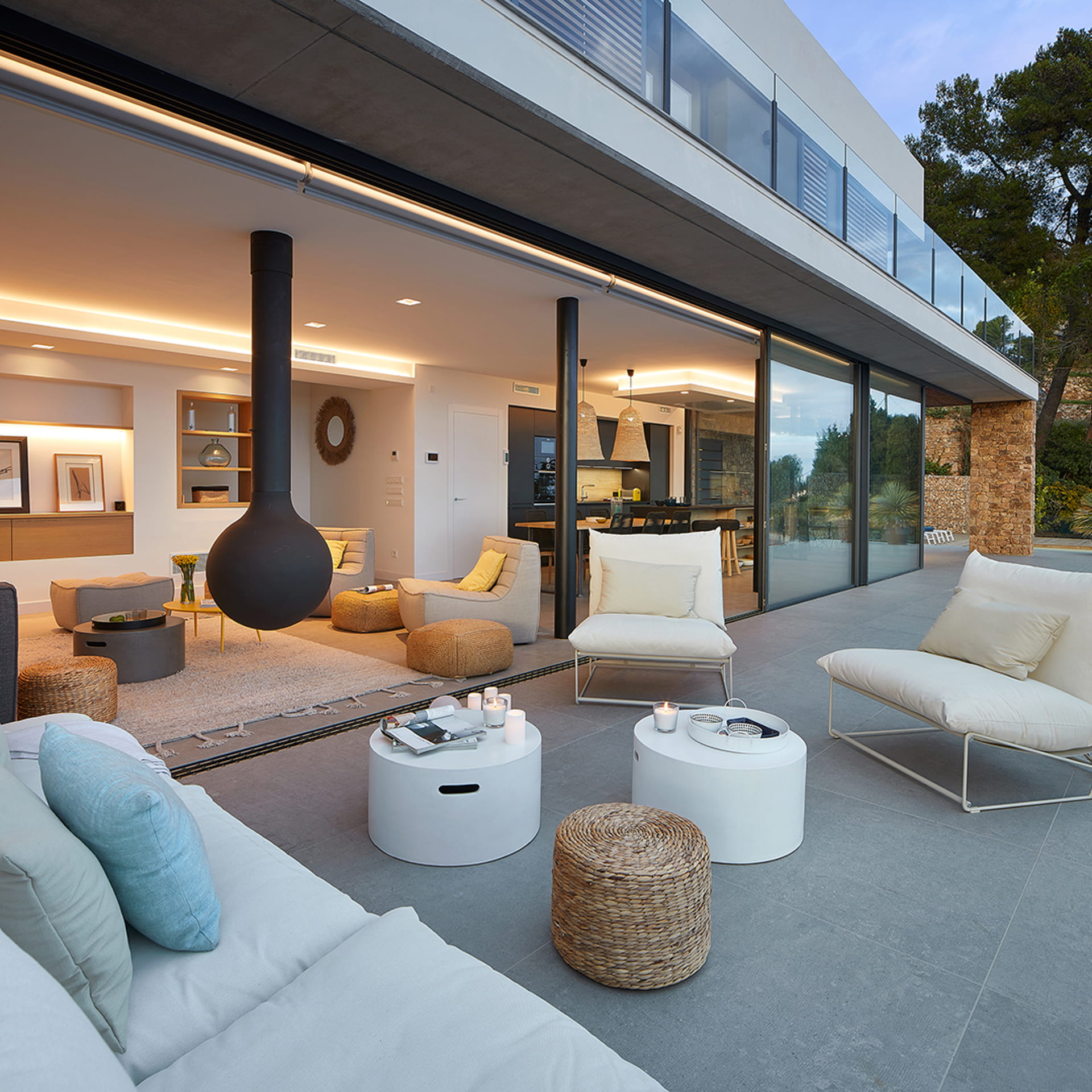 Vivienda con salón abierto a la cocina y al exterior