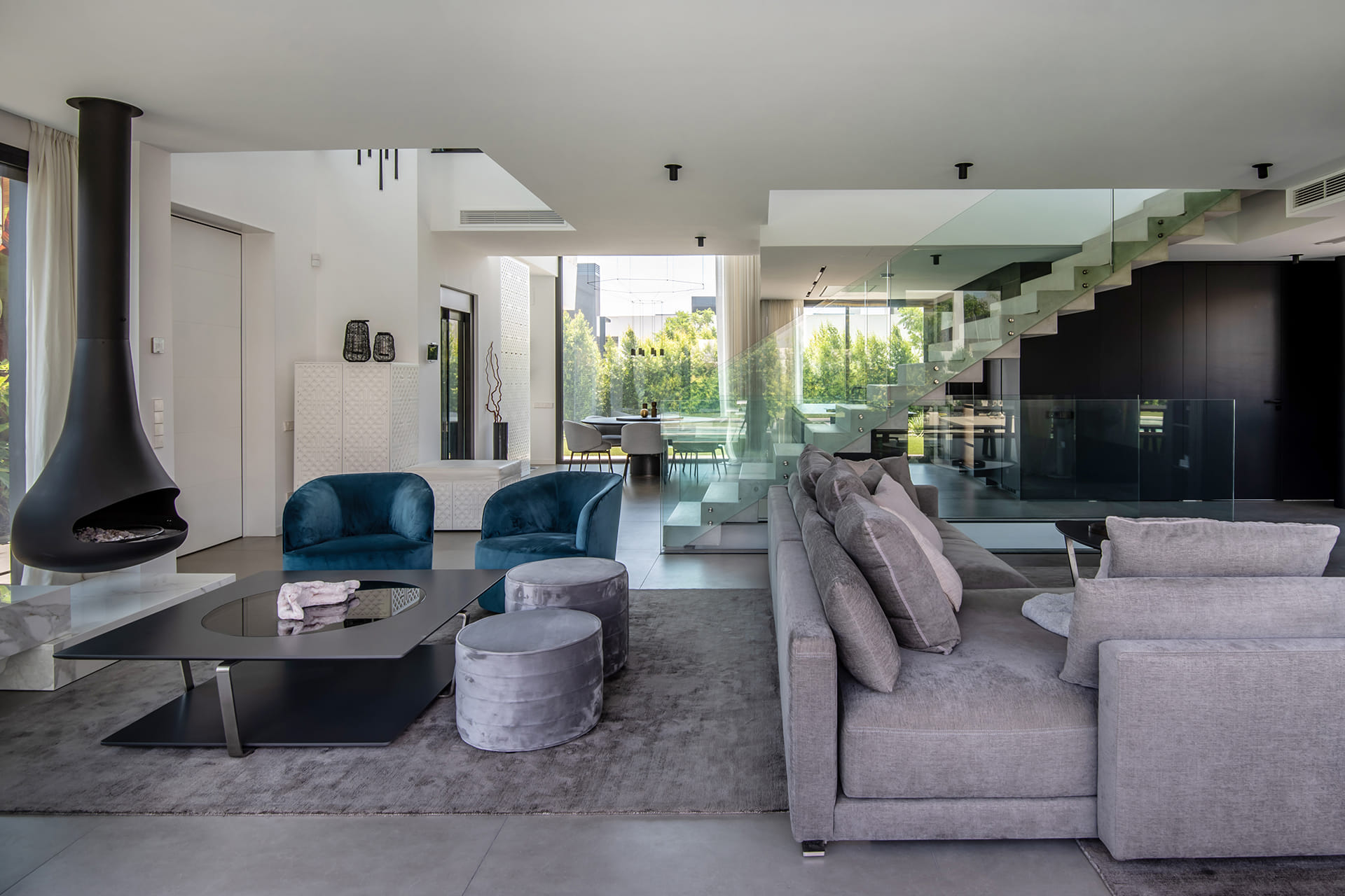 Vivienda con salón abierto y mobiliario gris