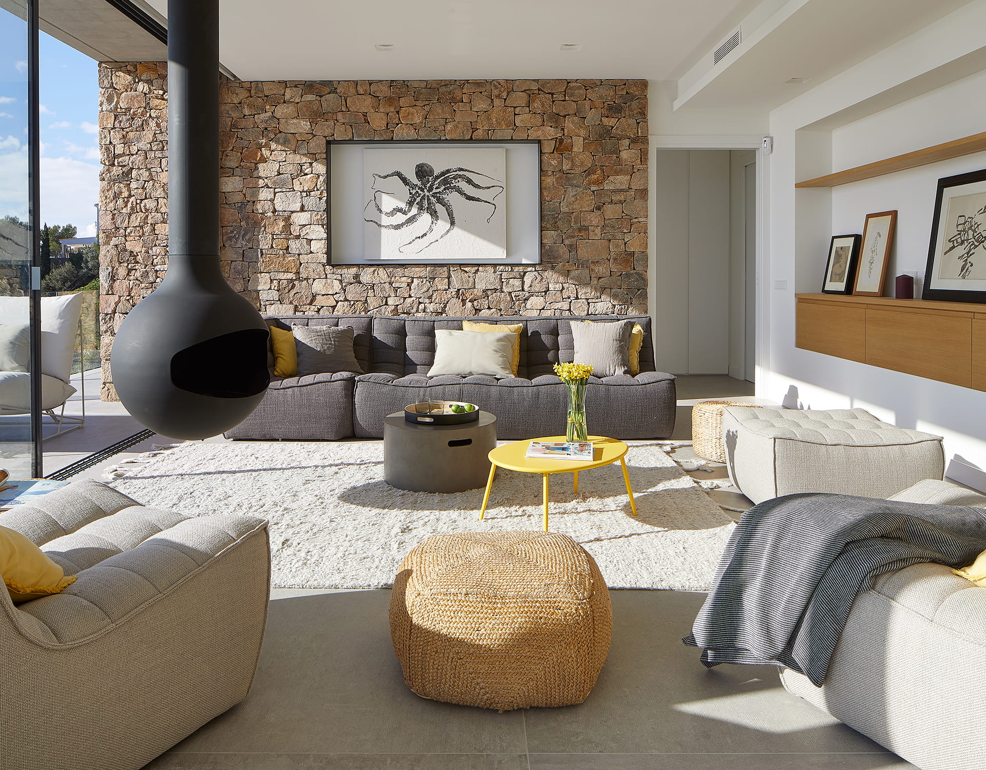 Vivienda con salón sobrio y elegante