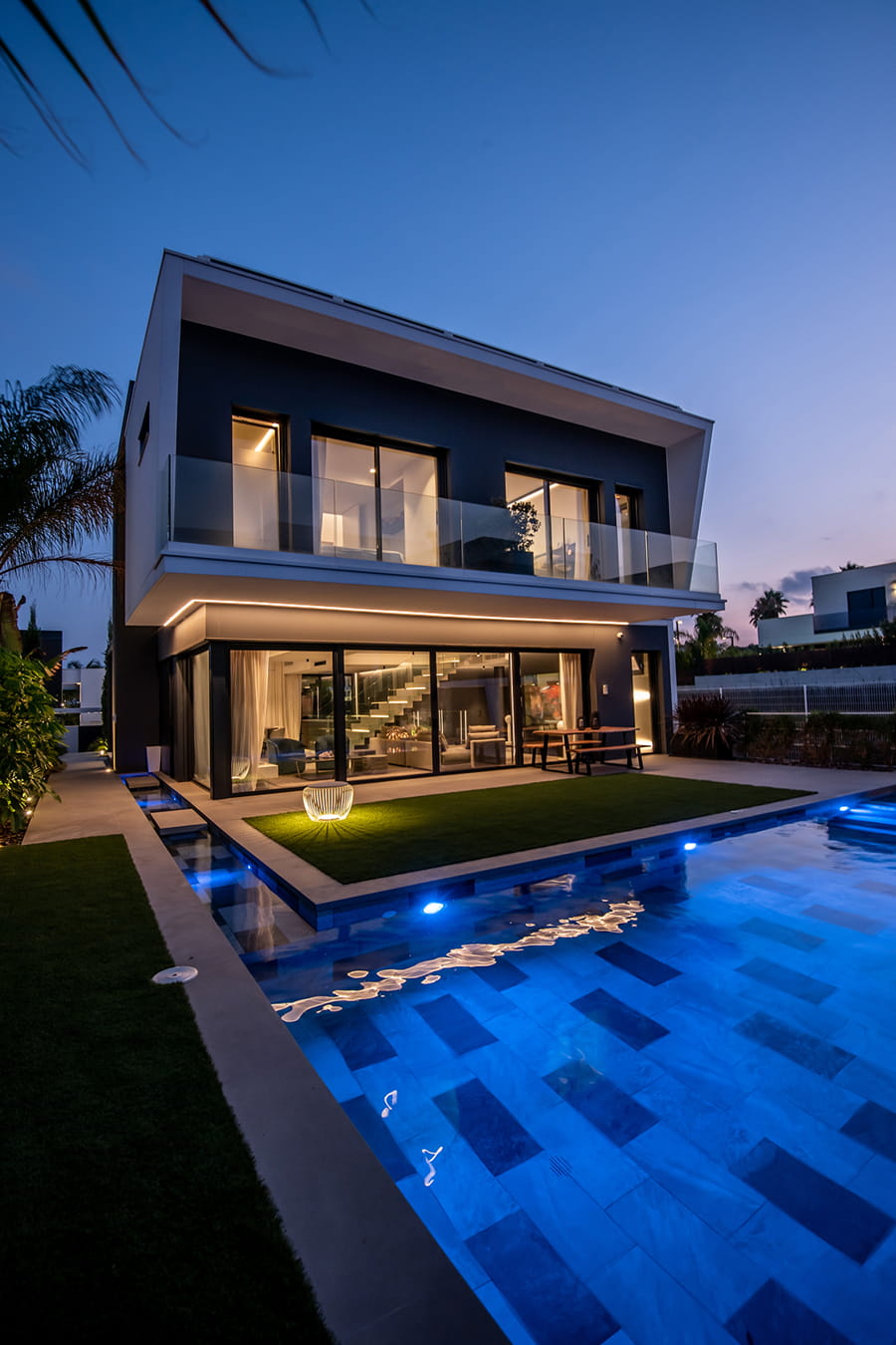 Vivienda con tres plantas, acristalada y con piscina