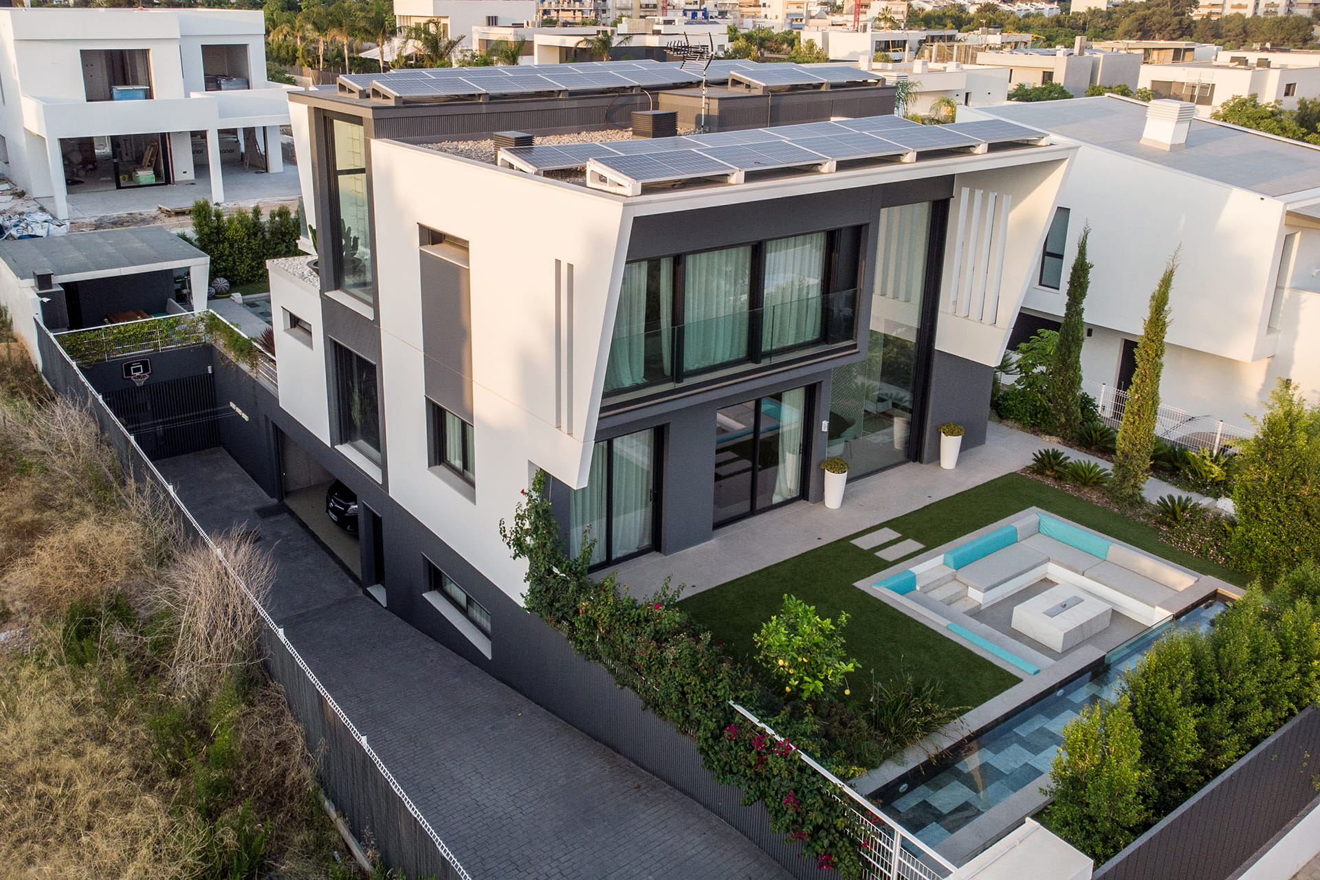 Vivienda reformada con tres niveles y piscina