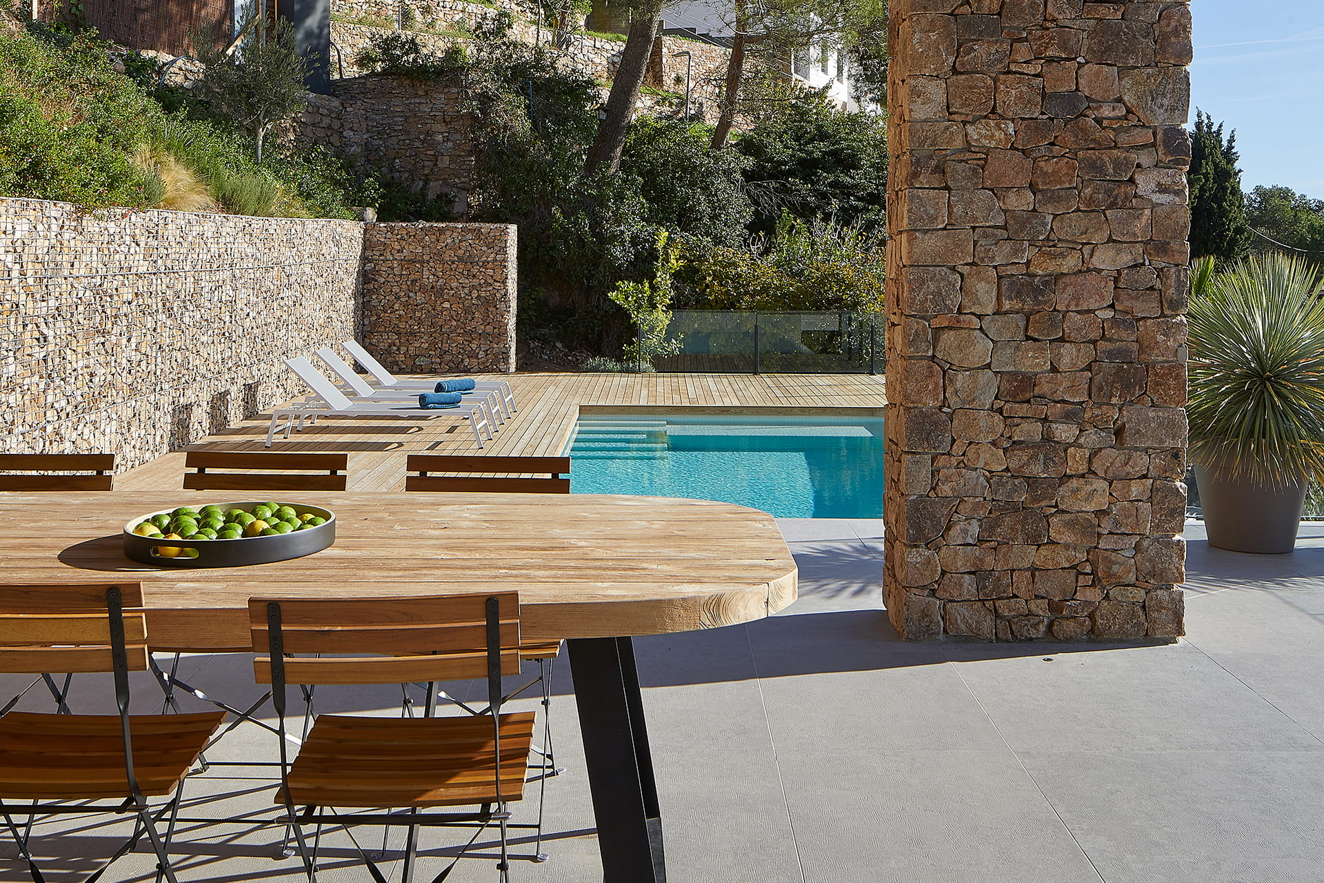 Vivienda unifamiliar con mesa y piscina