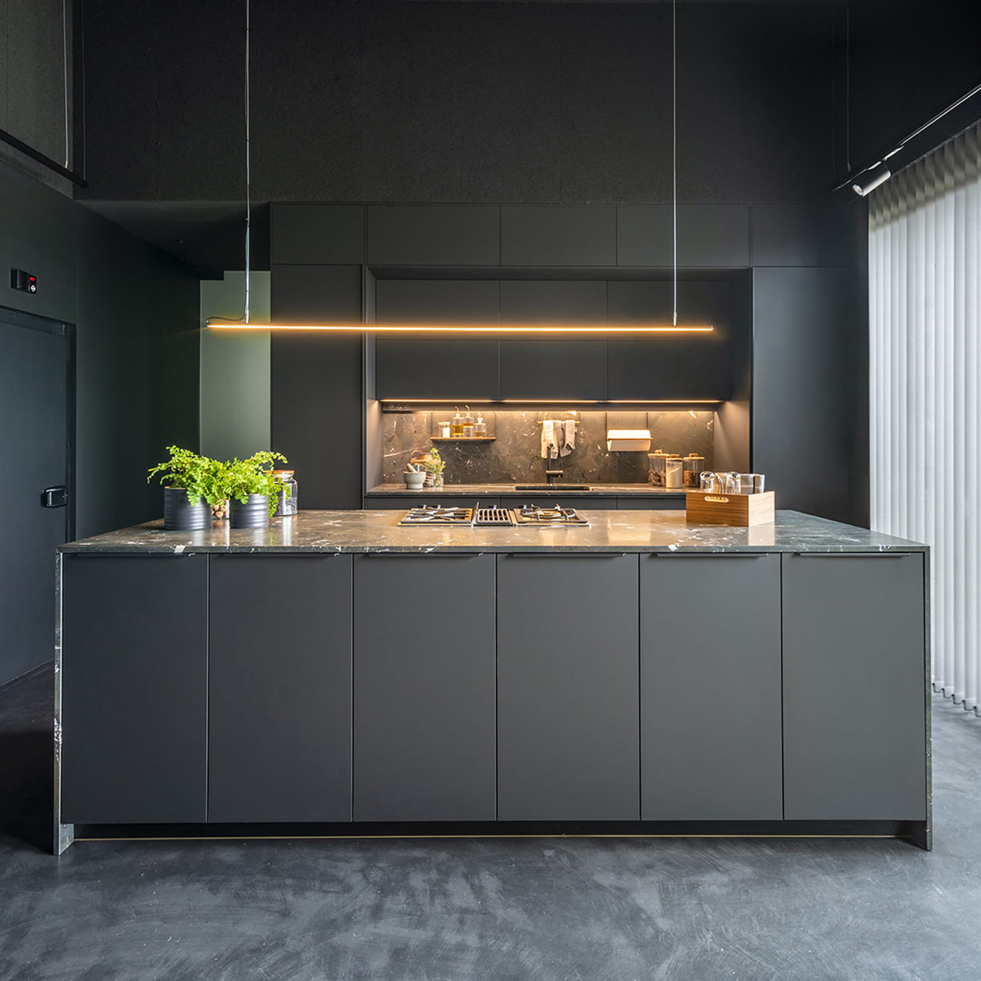Zwarte parallelle keuken in restaurant Pepe Vieira