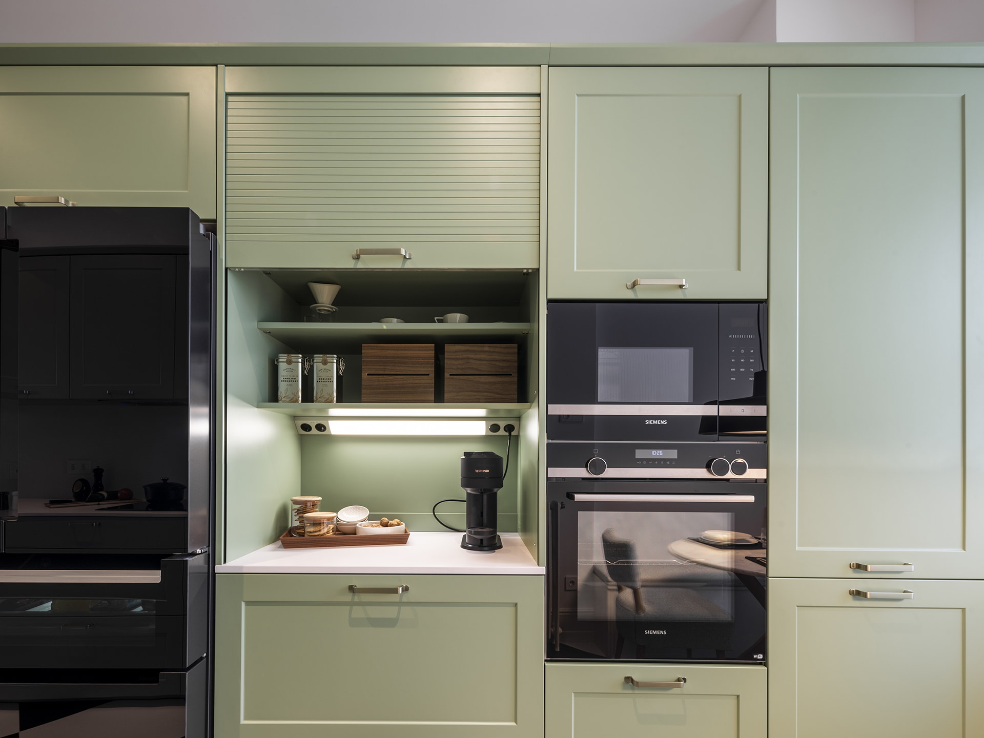 Armário de cozinha Santos com perfil de iluminação
