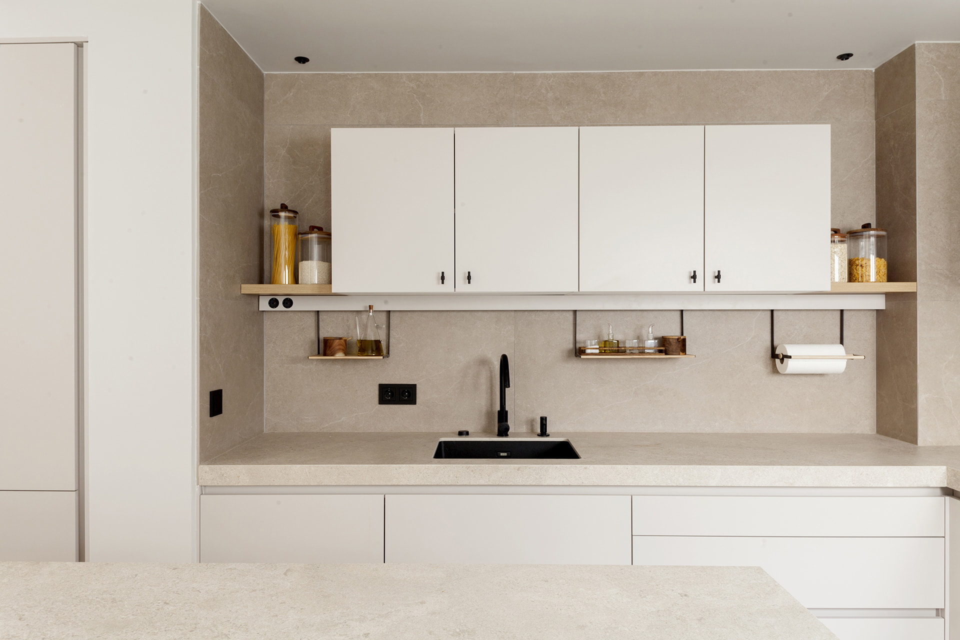 Cozinha branca em L em apartamento remodelado
