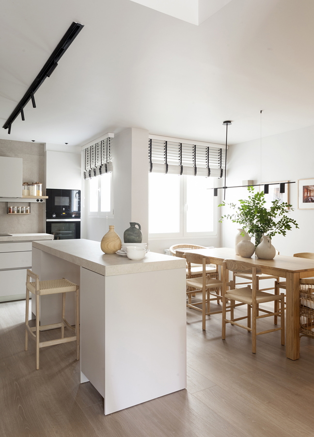 Cozinha com ilha Santos em apartamento reabilitado