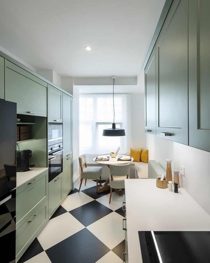 Cozinha verde Santos com mesa central