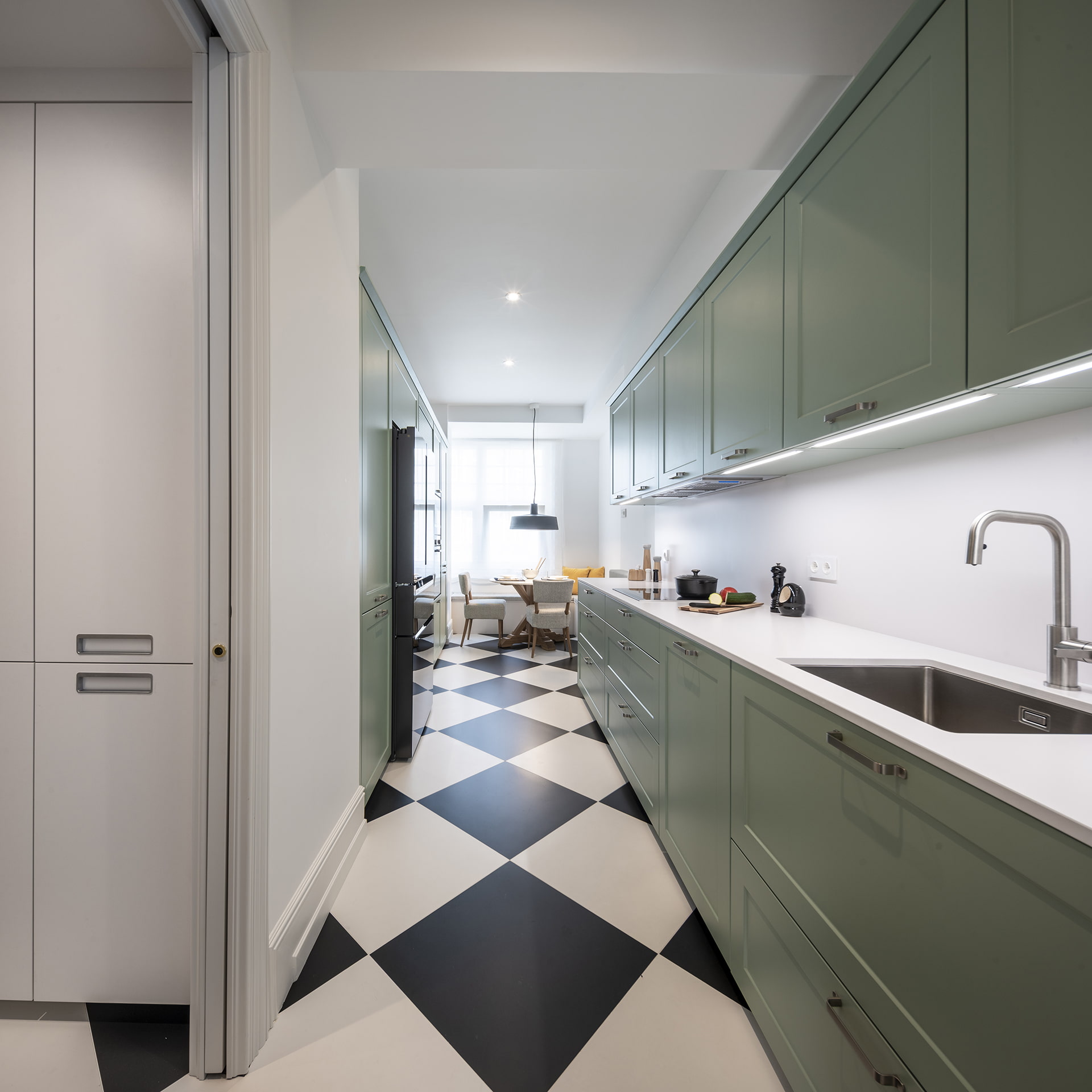 Lavandaria adjacente à cozinha verde Santos
