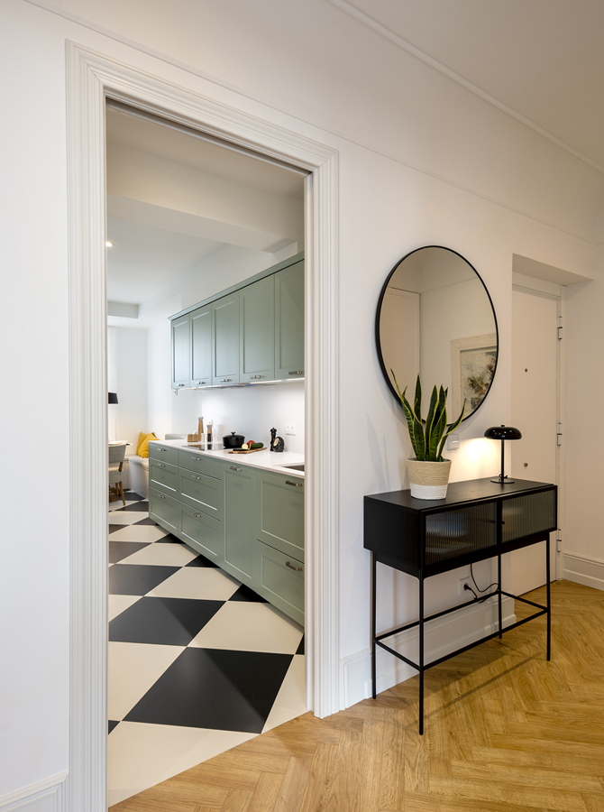 Corredor e cozinha Santos de apartamento remodelado