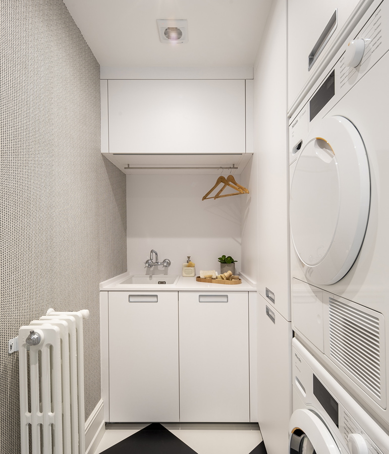 Zona de lavandaria em apartamento remodelado