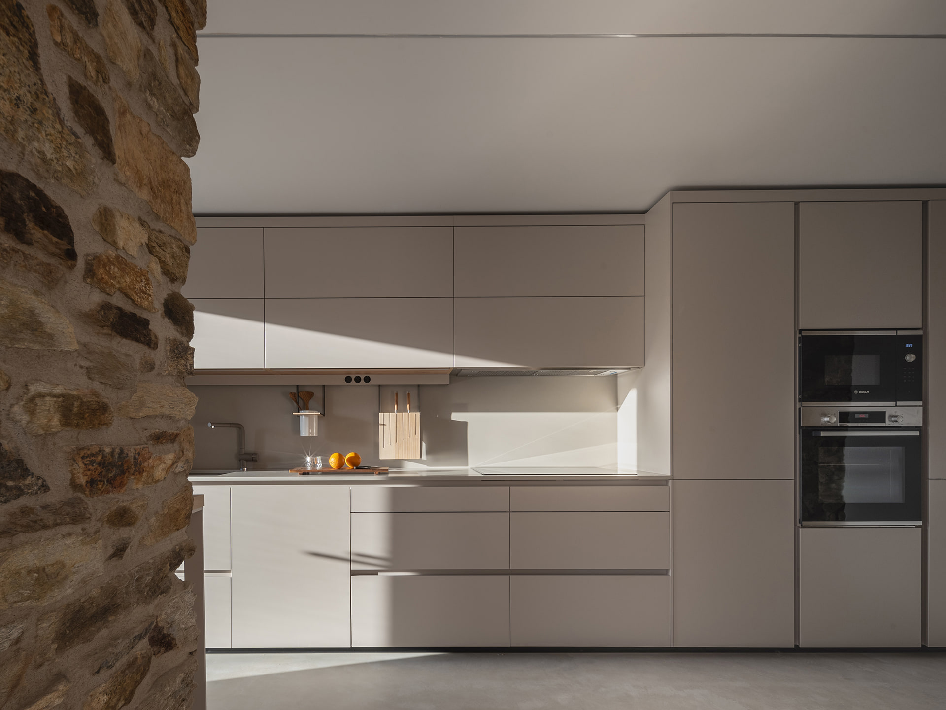 Wandkasten in gerenoveerde witte Santos keuken