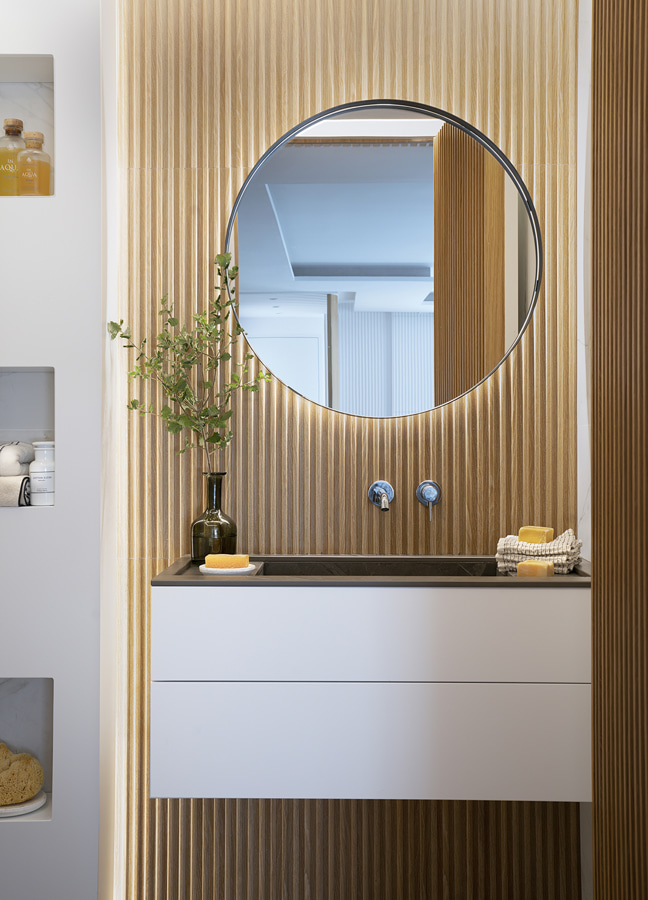 Toilet met deur met panelen van plafond tot grond