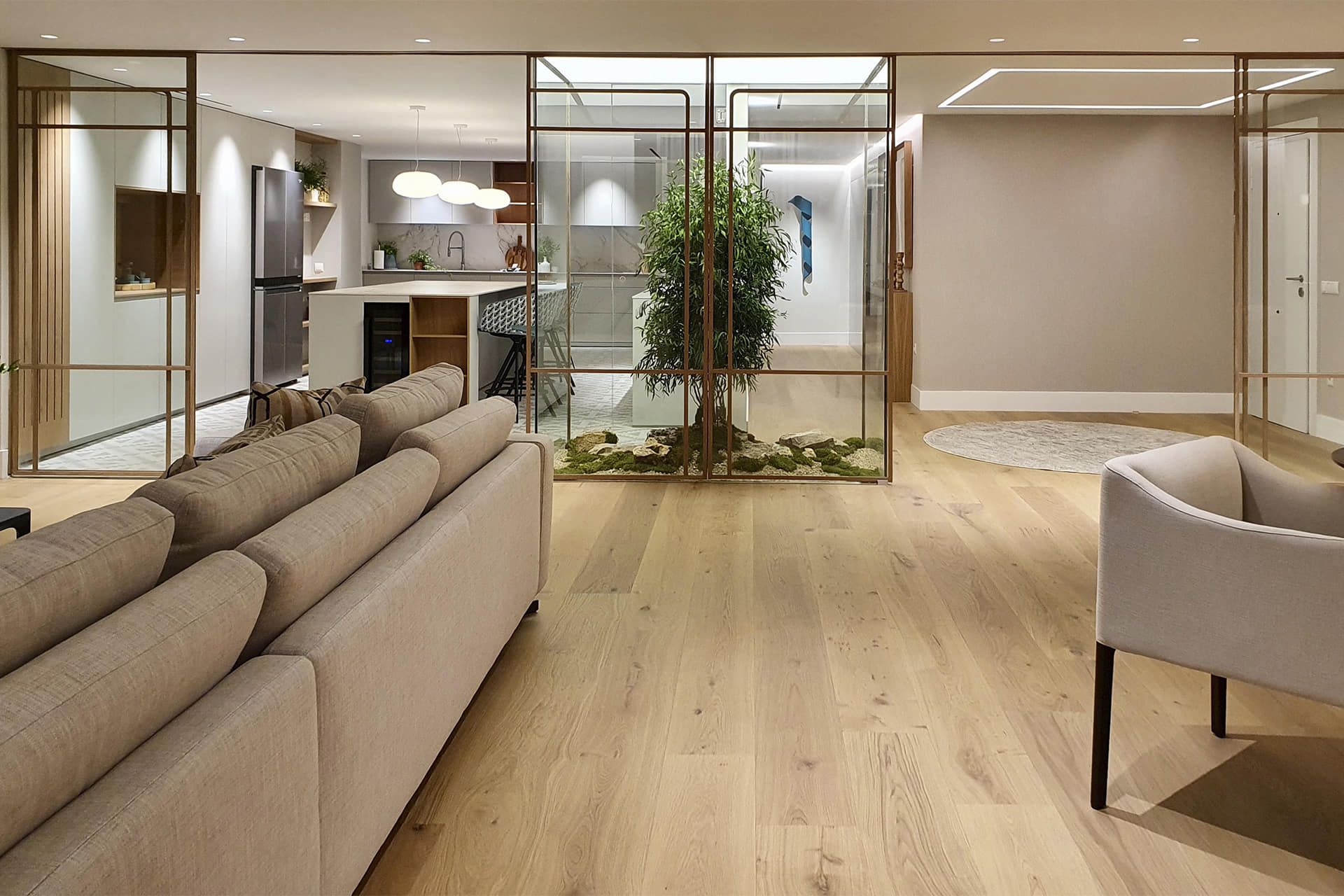 Cocina abierta a salón con cerramiento acristalado