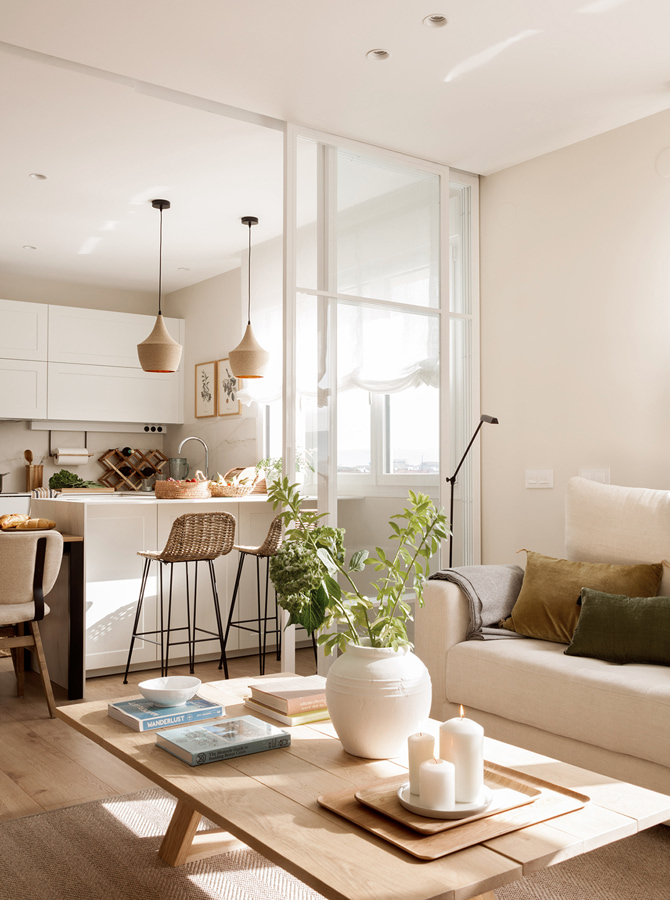 Cocina blanca en U semiabierta al salón