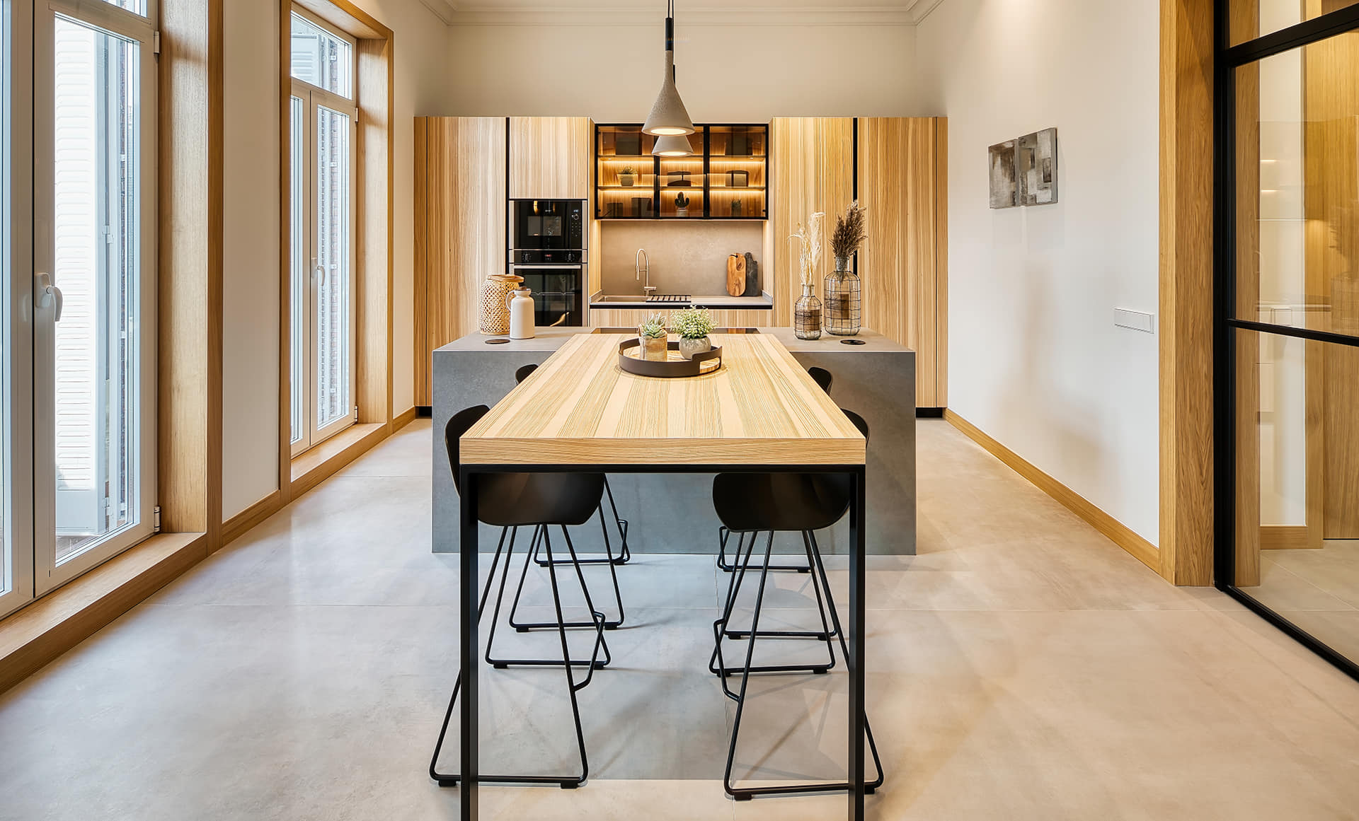 Open keuken met eiland in gerenoveerd appartement