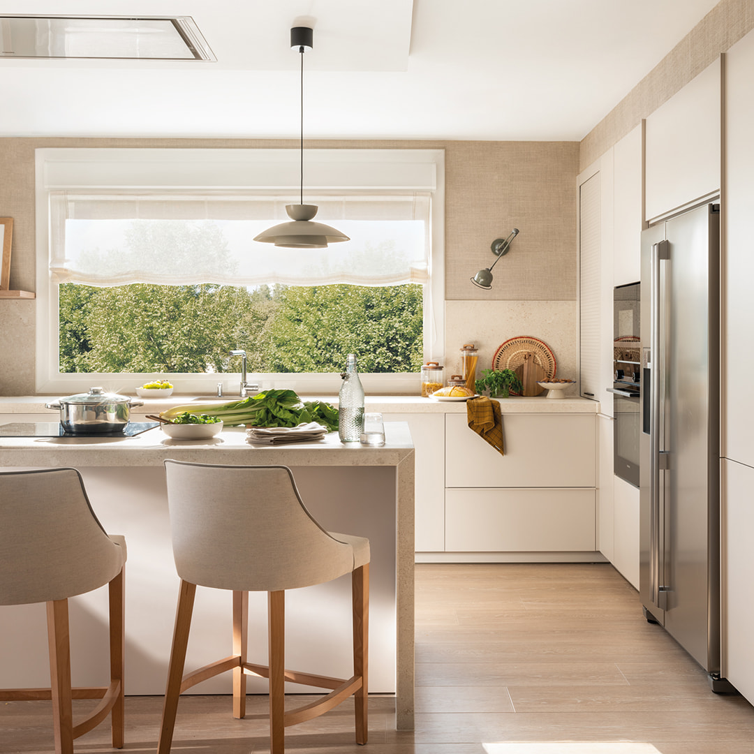 Cocina en L decorada por Sol Van Dorssen
