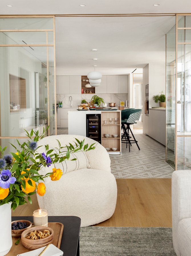 Cocina gris Santos con cerramiento acristalado