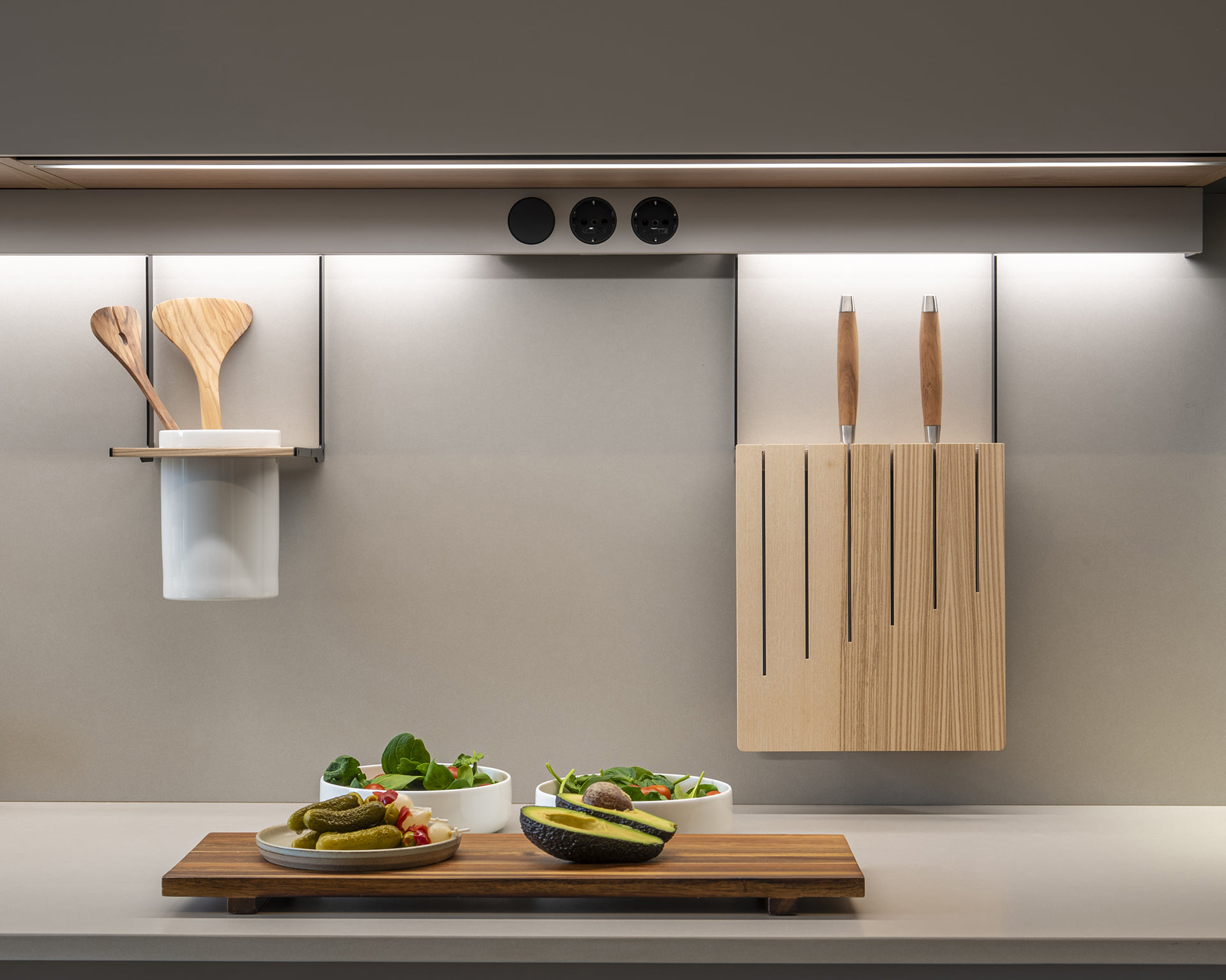 Gerenoveerd Santos keuken met LED-verlichtingsprofiel