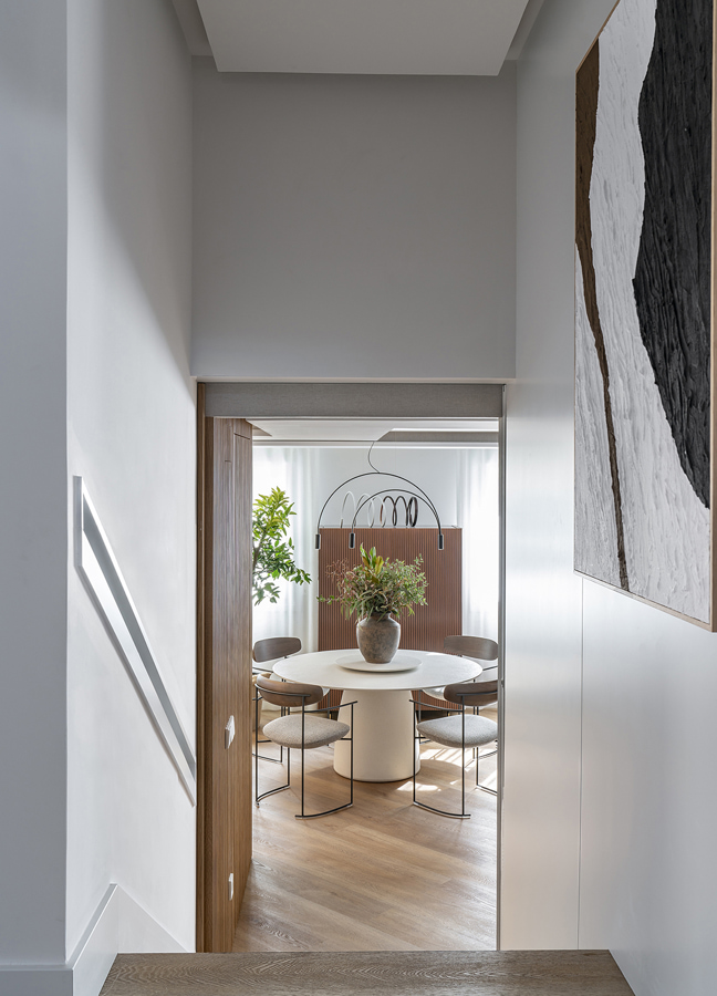 Eetkamer met witte ronde tafel