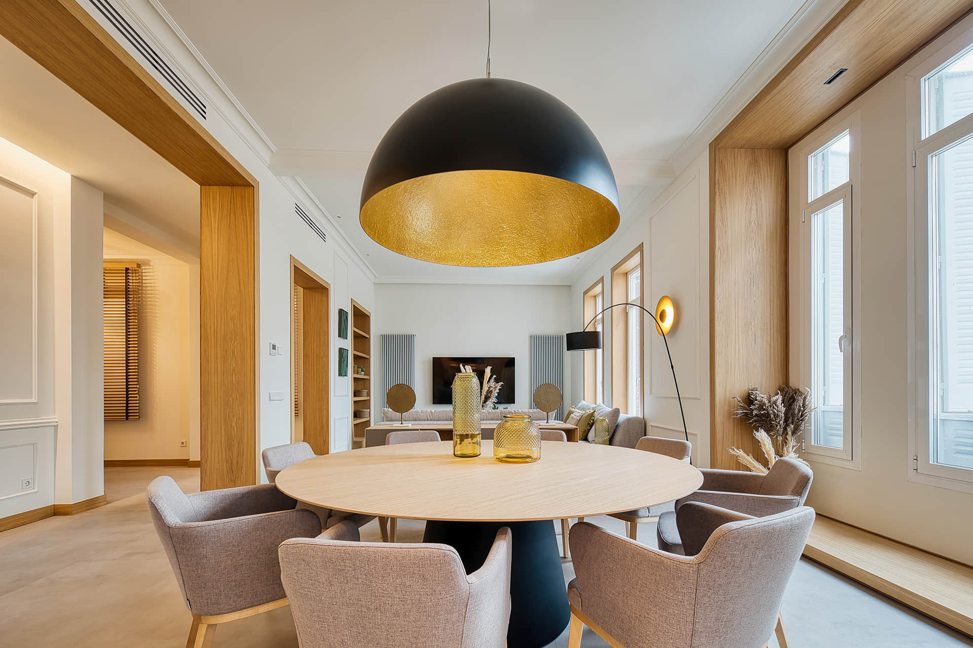 Eetkamer met ronde tafel en lamp
