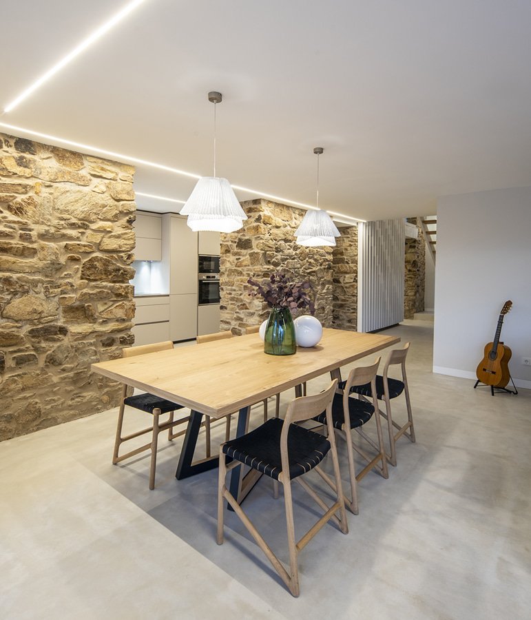 Eetkamer met houten tafel in gerenoveerde woning