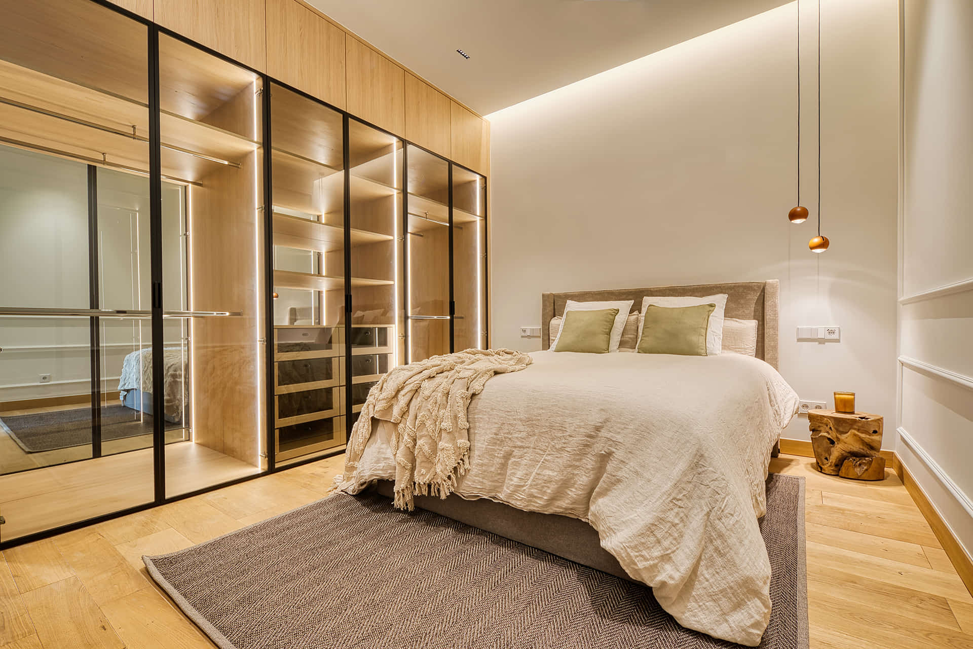 Slaapkamer met kasten en kleedkamers