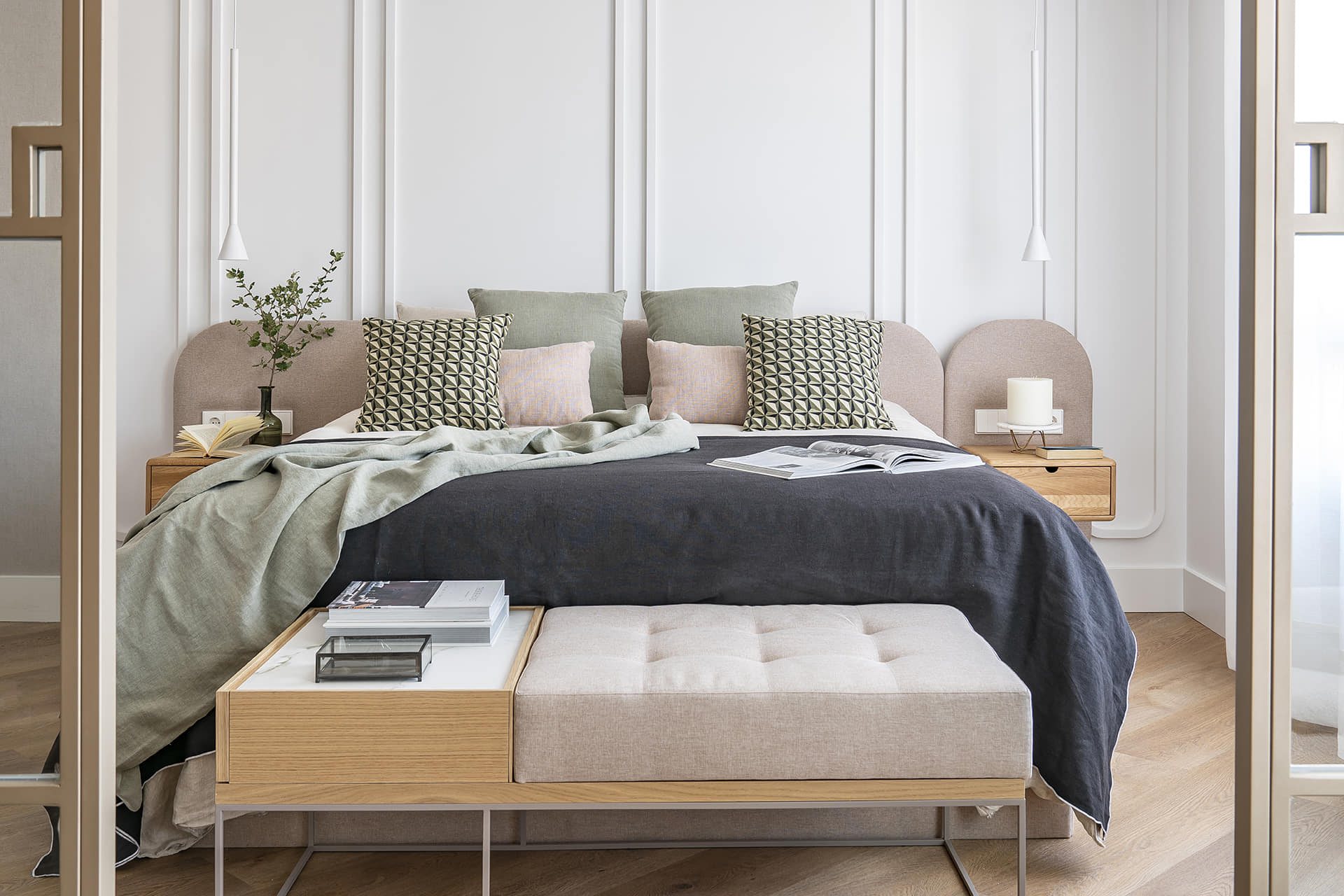 Slaapkamer met een bed met gestoffeerd onderstel