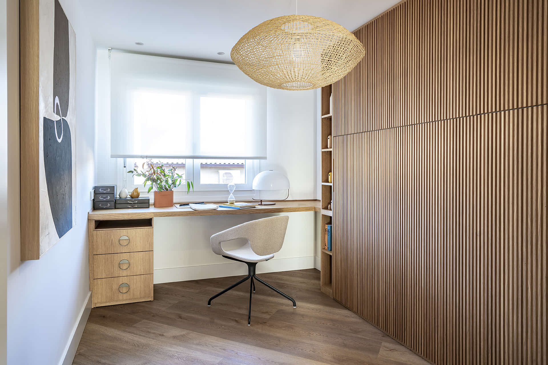 Slaapkamer met studio en legplankenkast