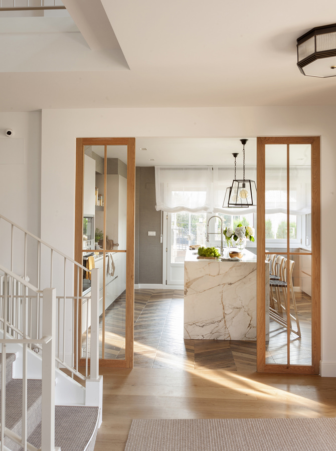 Entrada a cocina Santos cashmere, en paralelo y con isla