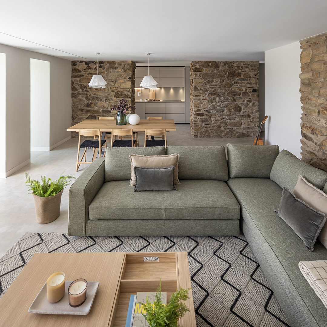 Begane grond van oude, gerenoveerde woning