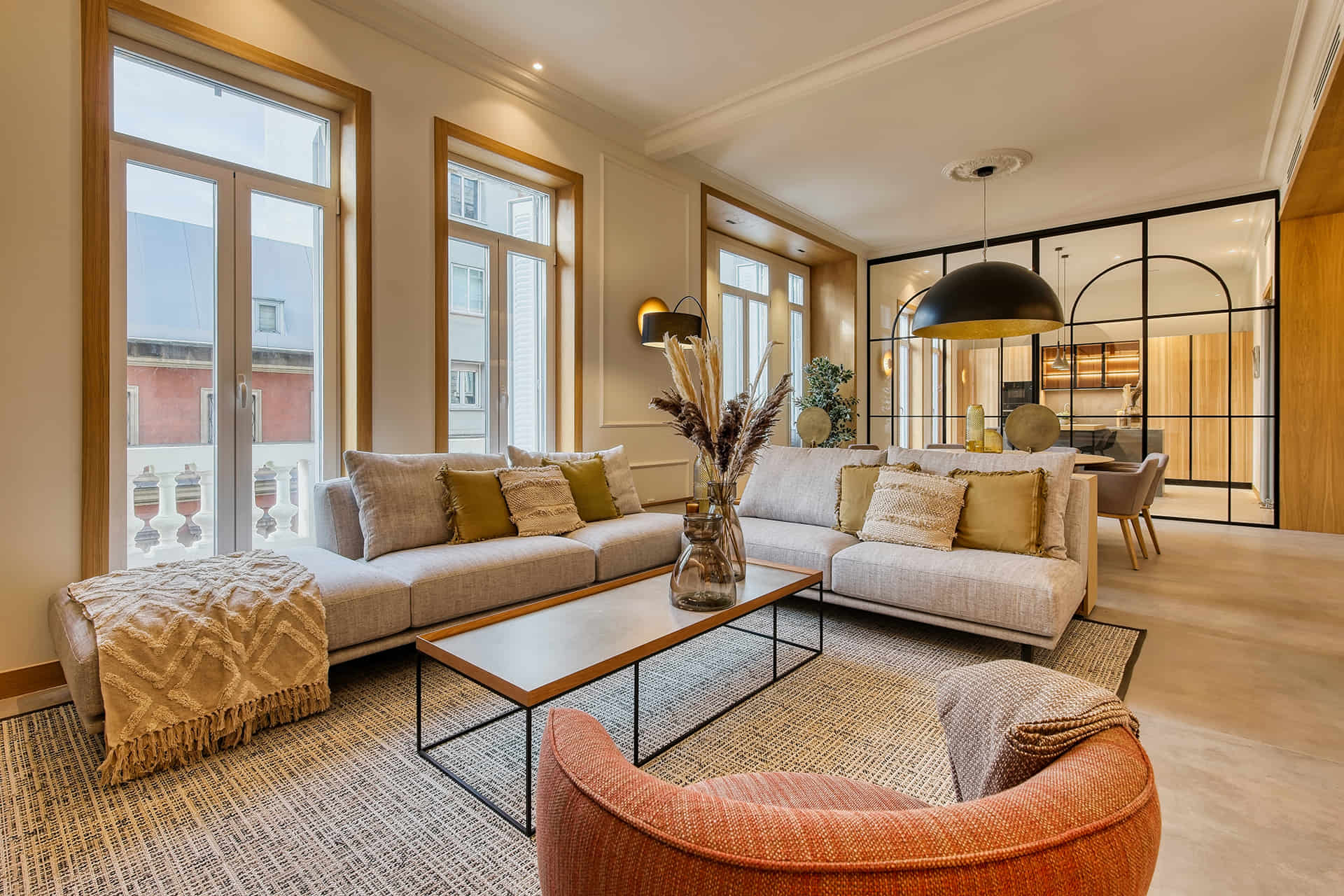 Klassieke en moderne zitkamer in gerenoveerd appartement