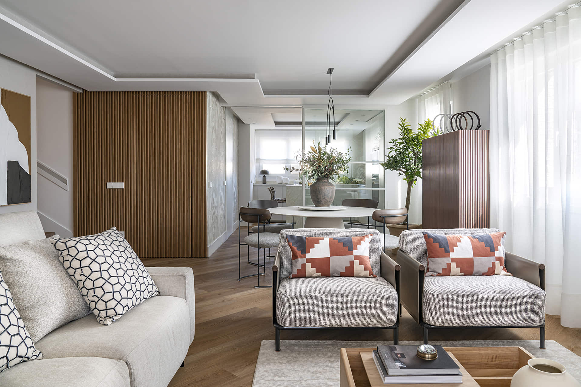 Zitkamer, eetkamer en keuken in gerenoveerde eengezinswoning