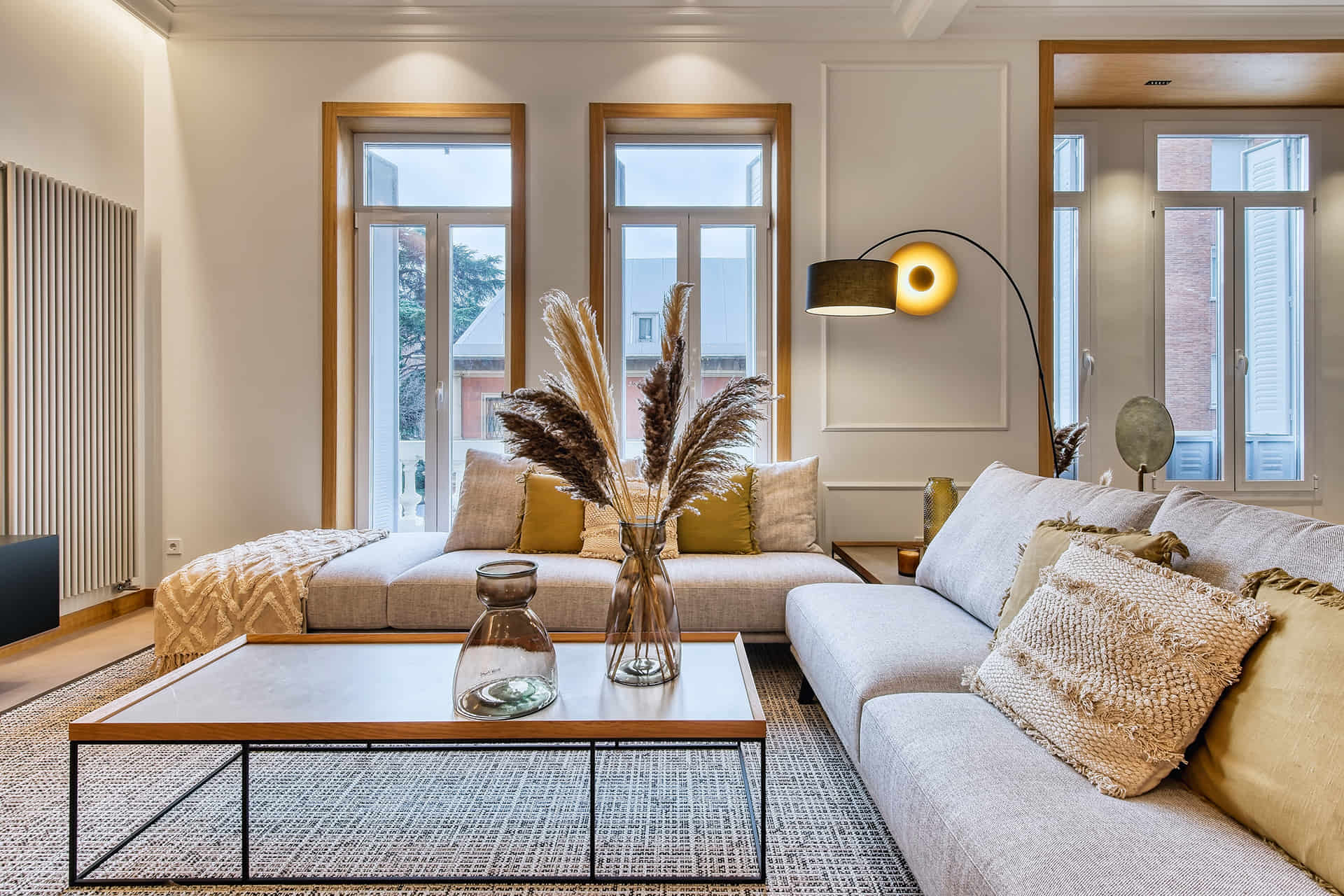 Zitkamer met sofa’s, tafel en hangend meubel