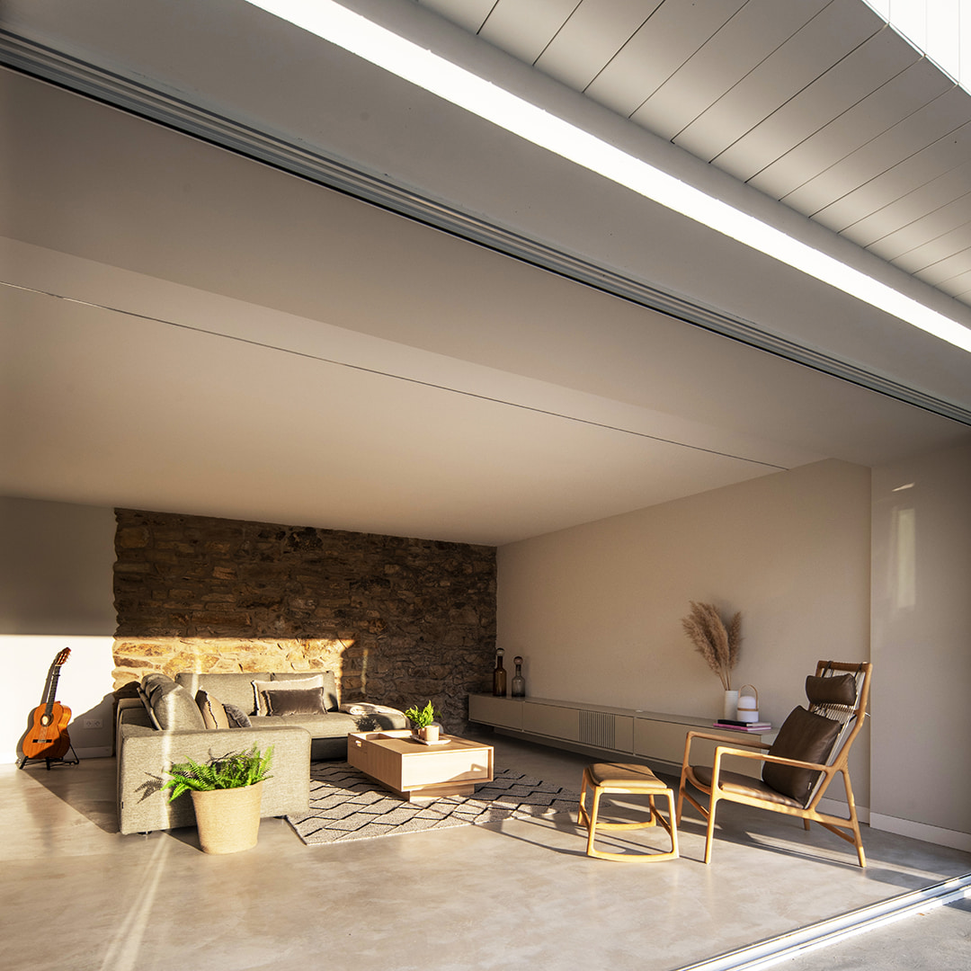 Gerenoveerde zitkamer in oud huis