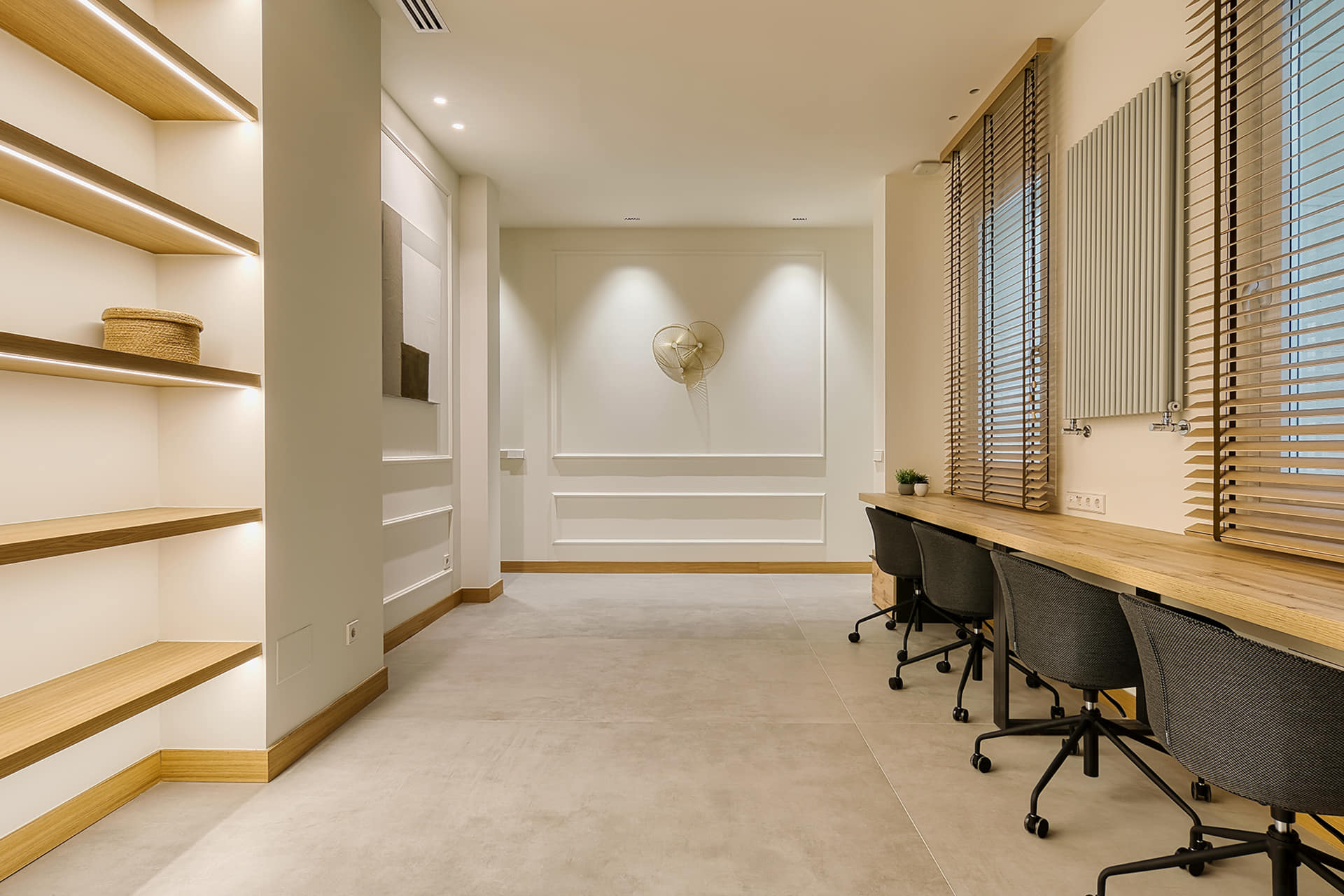 Woning met studeerruimte en groot bureau