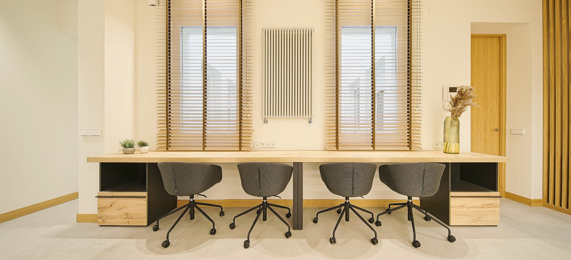 Gerenoveerde woning met op maat gemaakt bureau