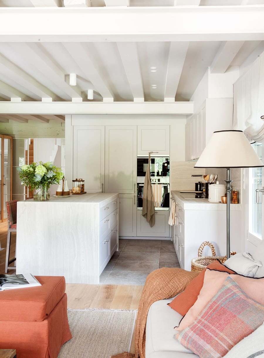 Cocina cashmere abierta a salón
