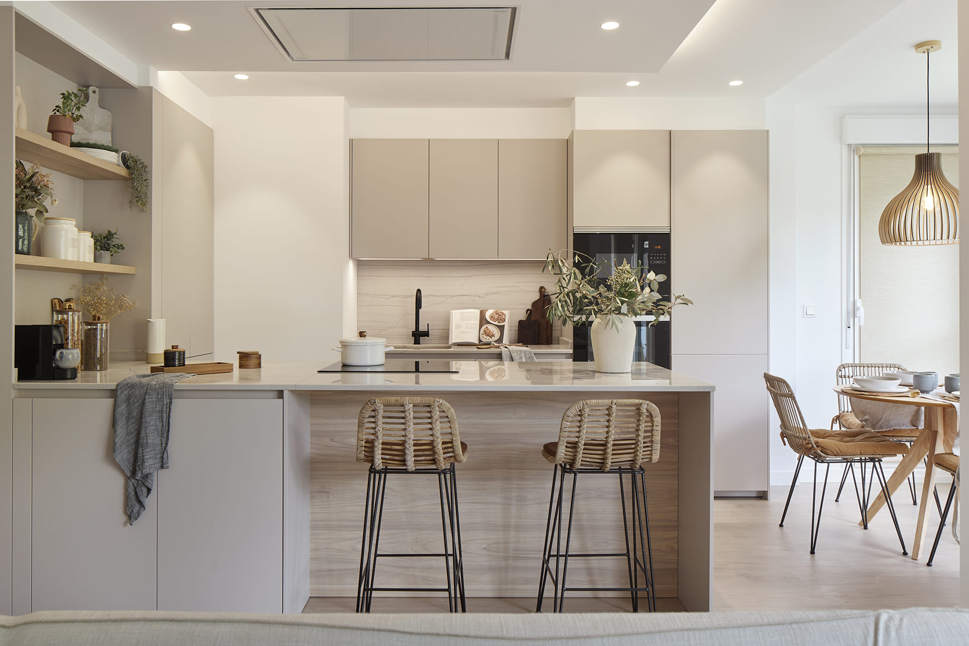 Keuken in Cashmere, open naar de ruime zit- en eetkamer, met samenhangend en warm ontwerp.