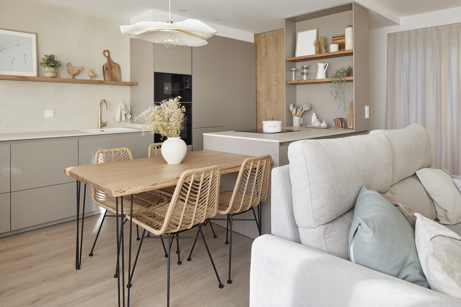 Ruime keuken in Cashmere, geïntegreerd in de zit- en eetkamer, vloeiend en gezellig ontwerp.