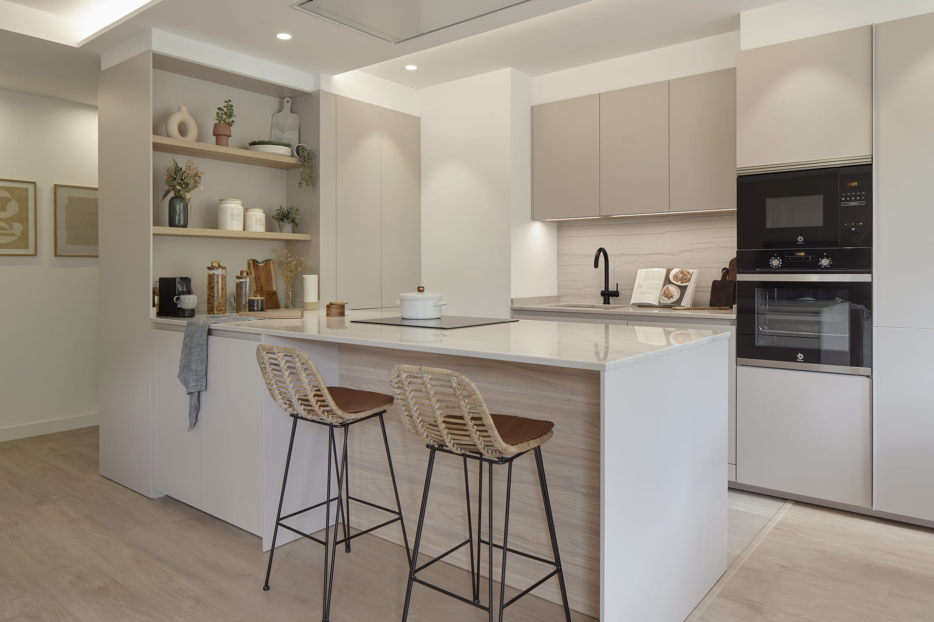 Keuken in U-opstelling in Cashmere, ontworpen door Amai Studio met Santos keukenmeubilair.