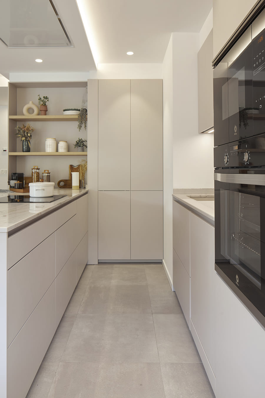 Keuken in U-opstelling in Cashmere, open naar de zitkamer met legplanken en ruime opslag.