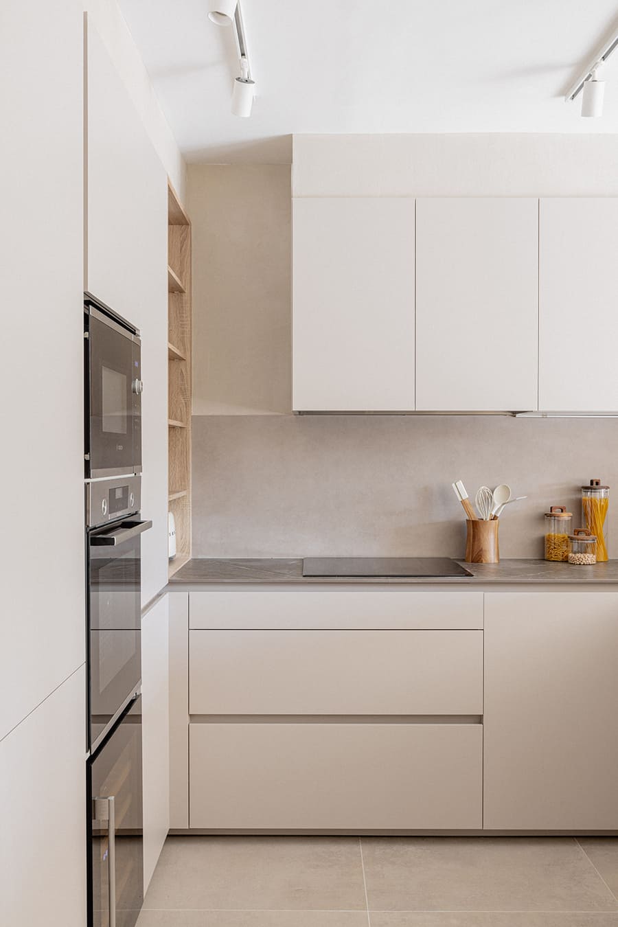 Kitchen with cashmere Santos furniture