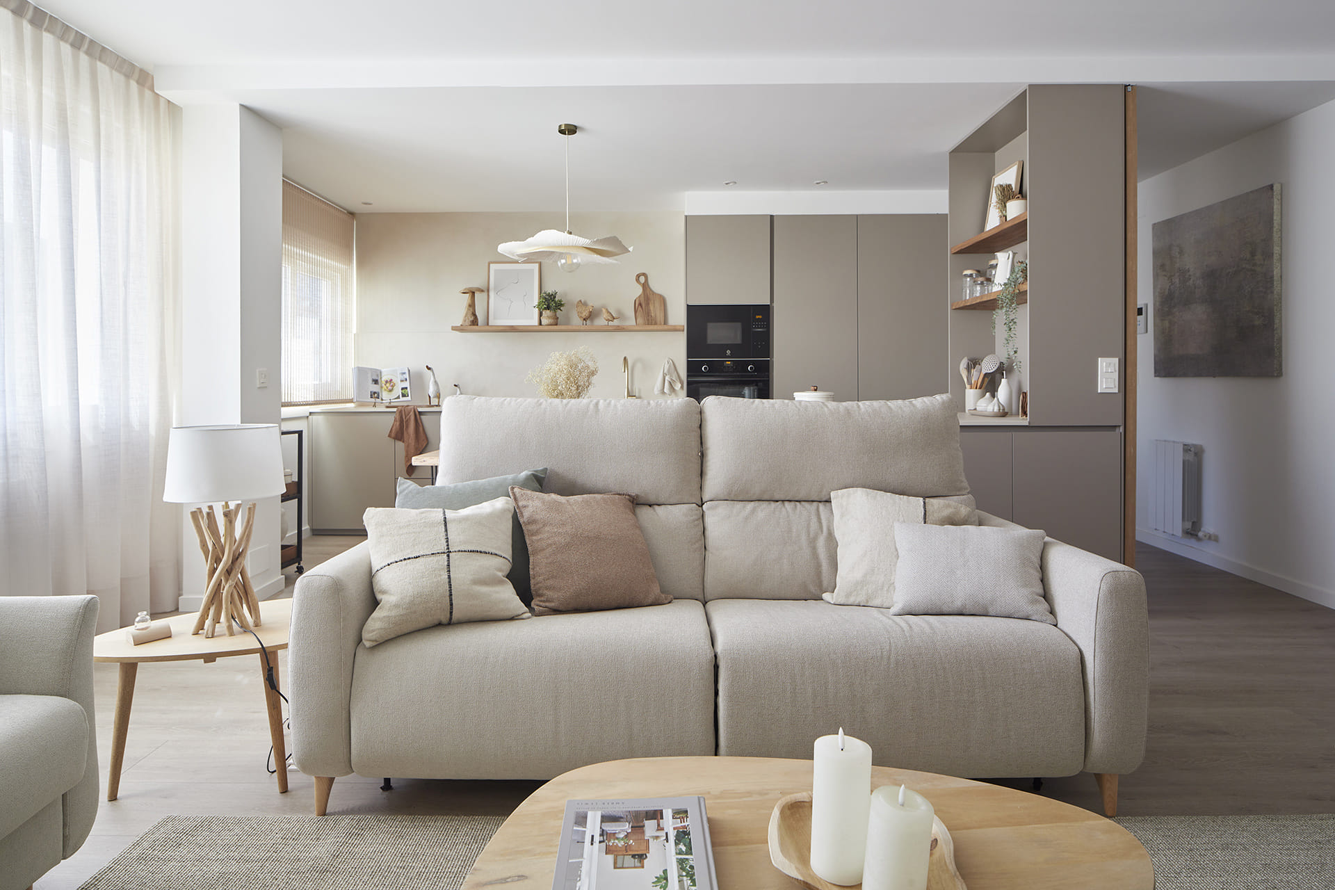 Küchendesign mit zum Wohnzimmer hin offener Halbinsel, von Amai Studio, Gipuzkoa.