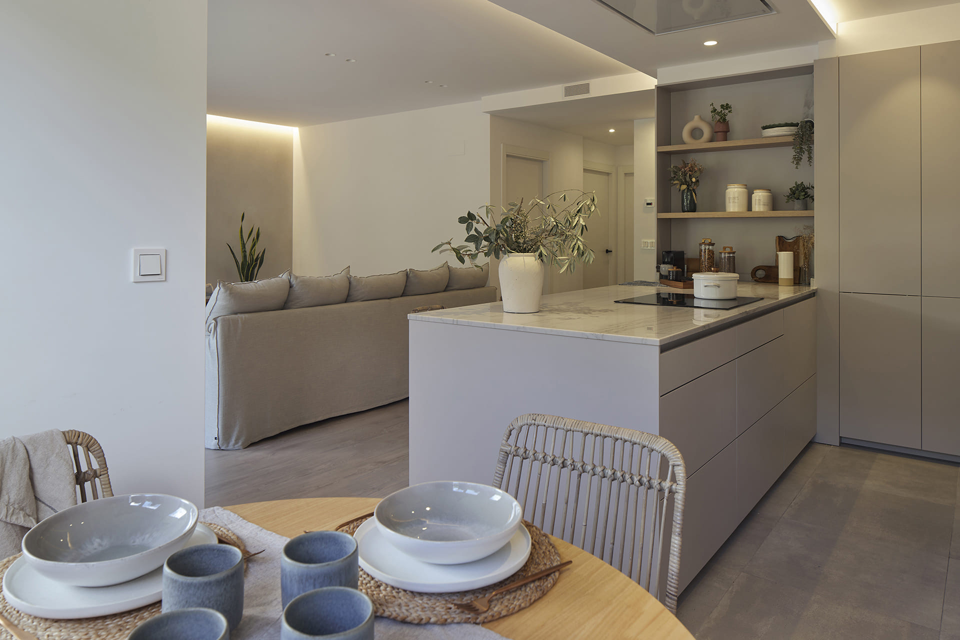 Ontwerp van keuken met schiereiland, open naar een gezellige zitkamer.