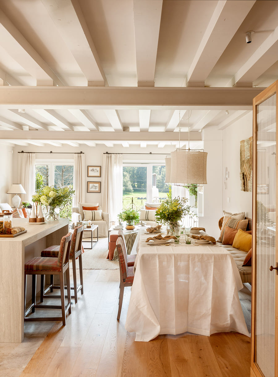 Cocina Santos con isla y mesa comedor