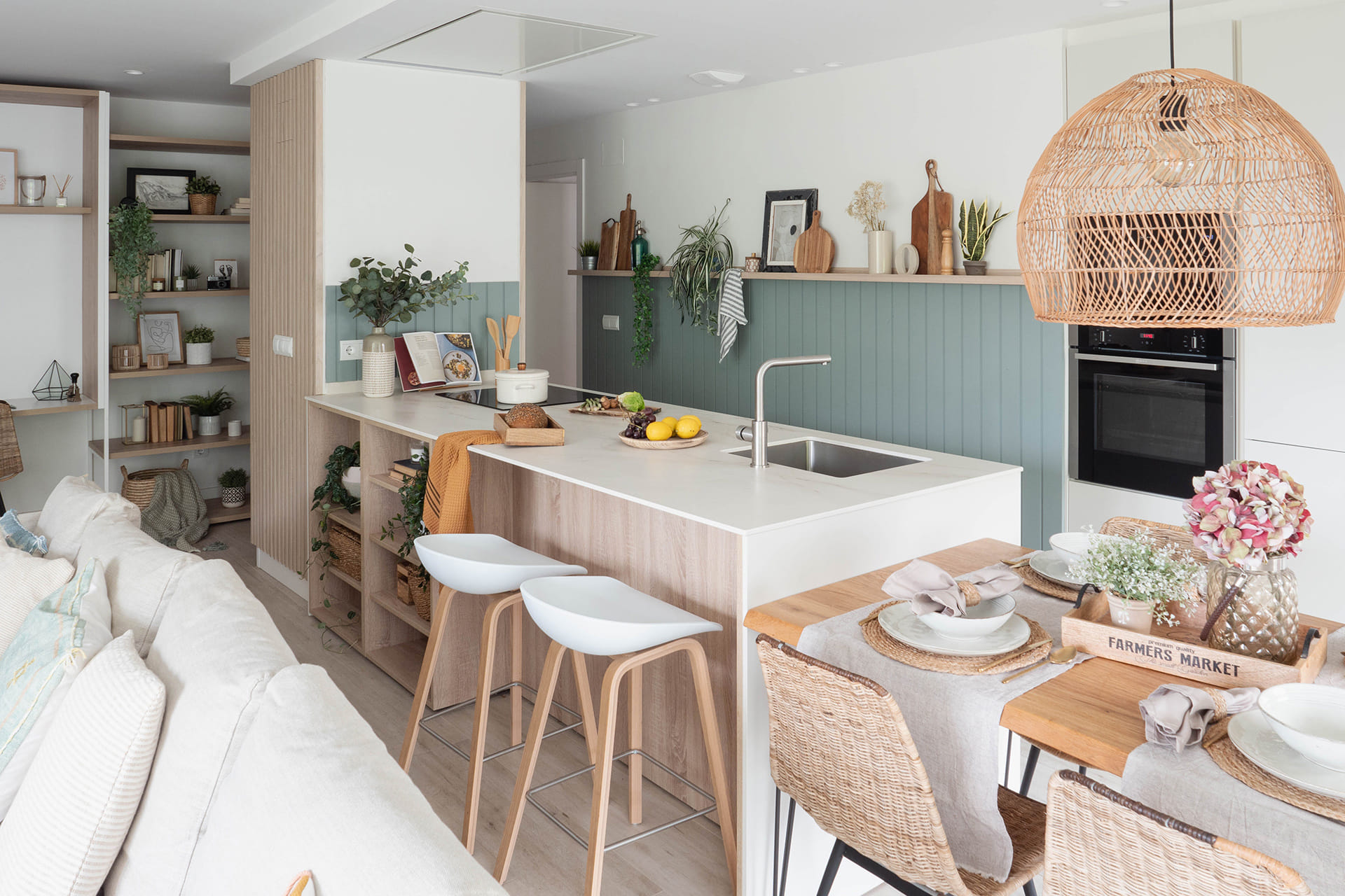 Open keuken naar de zitkamer met schiereiland met keukenmeubilair van Santos, ontworpen door Amai Studio