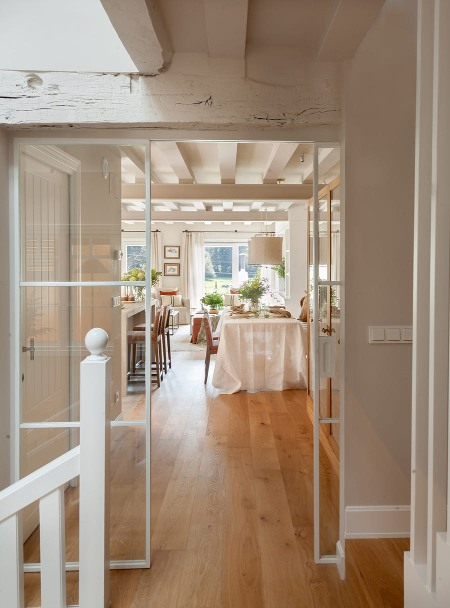 Cocina semiabierta cashmere con puerta acristalada
