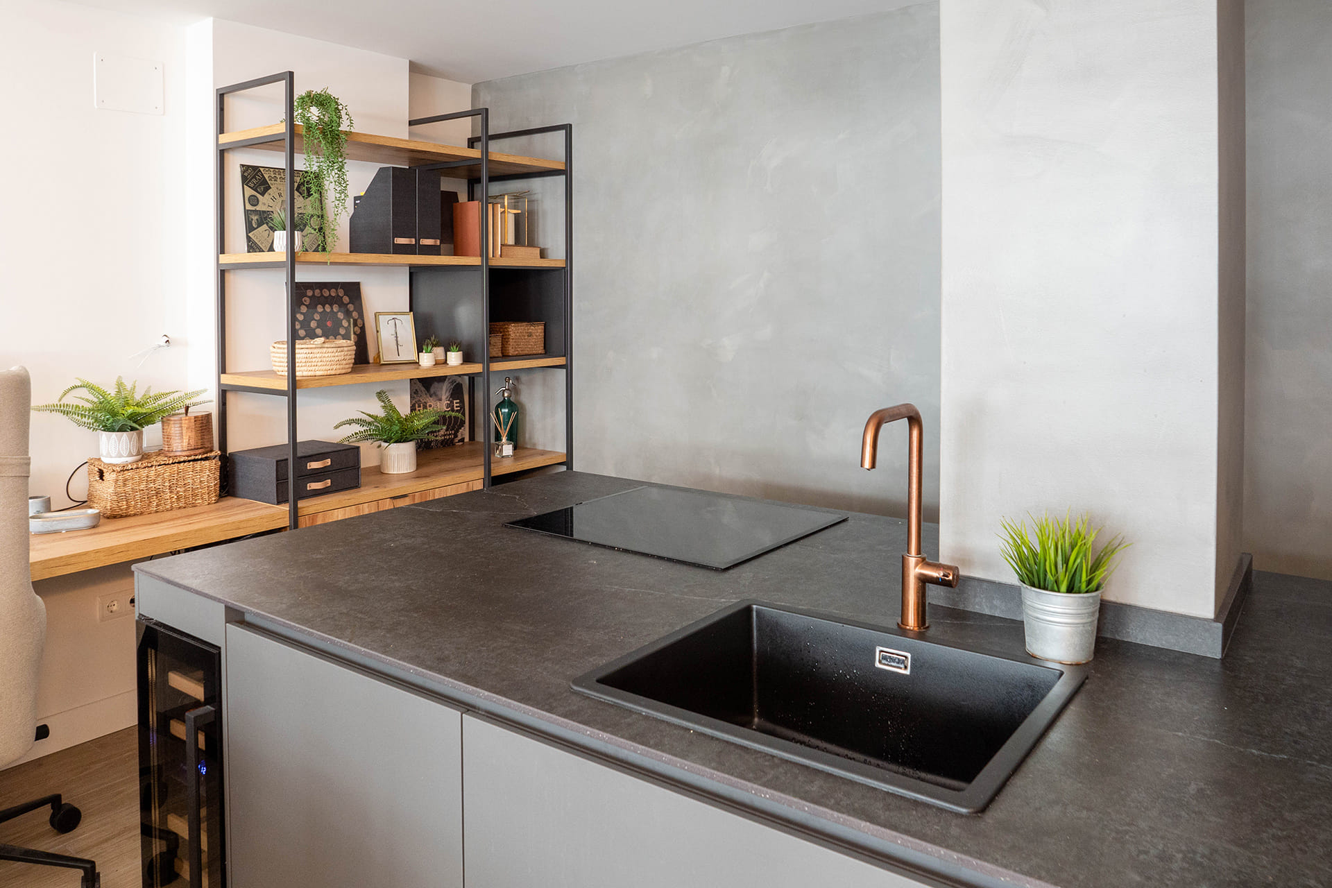 Eiland van Santos keuken met spoelbak, keramische kookplaat en wijnmodule, functionaliteit en stijl.