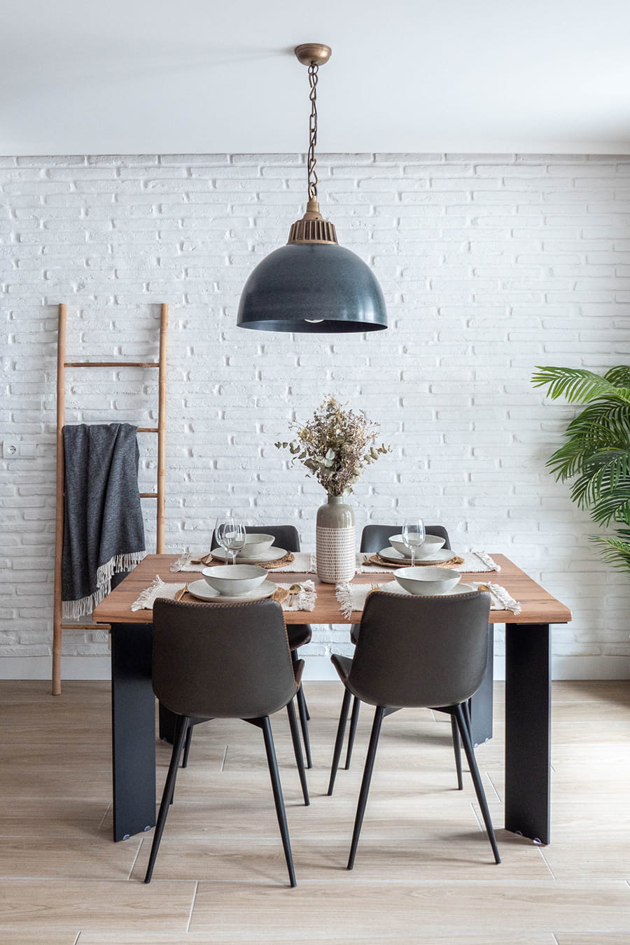 Eetkamertafel met verlichting en grijze lamp.