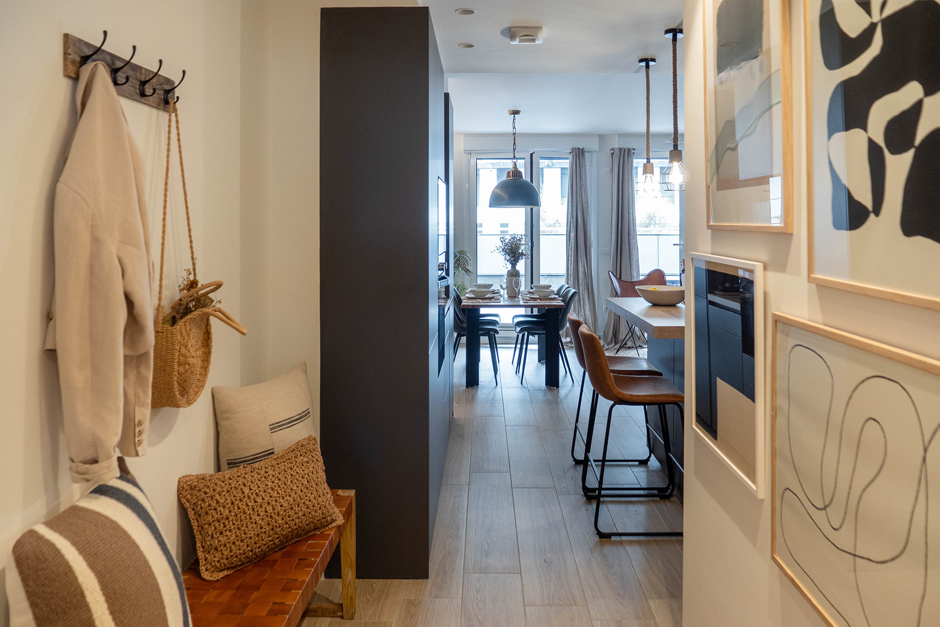 Gang met directe toegang tot de keuken en de zit- en eetkamer, open ontwerp.